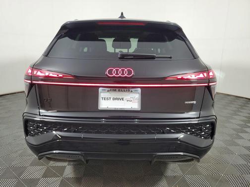 Mythos Black Metallic 2026 Audi Q3 TFSI quattro S tronic