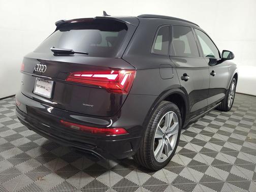 Mythos Black Metallic 2025 Audi Q5 45 S line Premium