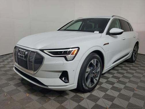 2022 Audi e-tron Premium Plus