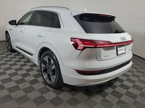 2022 Audi e-tron Premium Plus