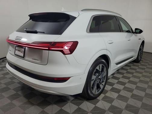 2022 Audi e-tron Premium Plus