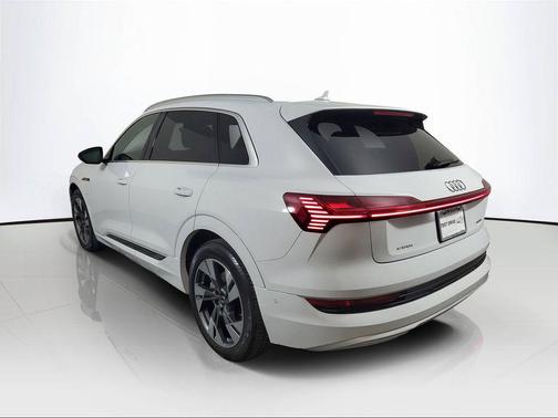 2022 Audi e-tron Premium Plus