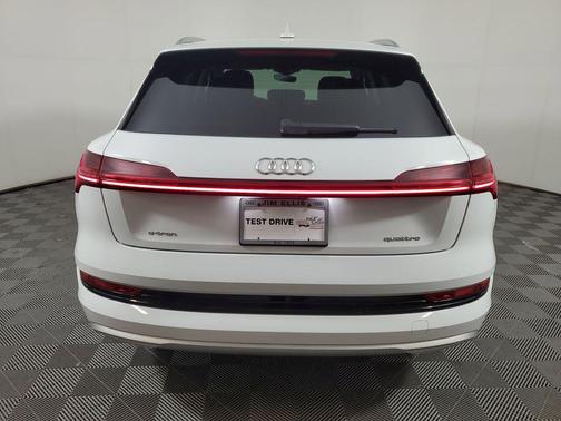 2022 Audi e-tron Premium Plus
