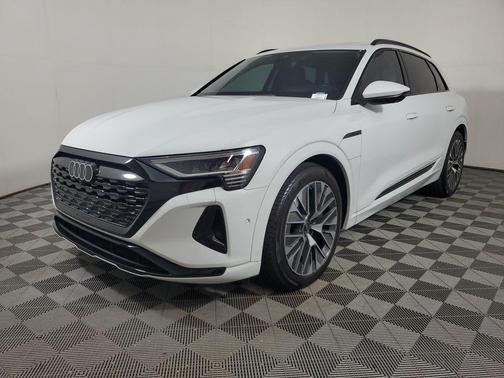 Glacier White Metallic 2024 Audi Q8 e-tron Prestige