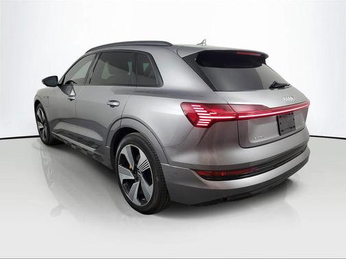 2022 Audi e-tron Premium Plus