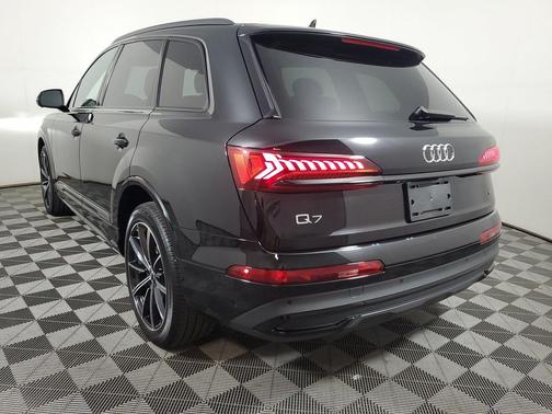 Mythos Black Metallic 2023 Audi Q7 55 Premium Plus