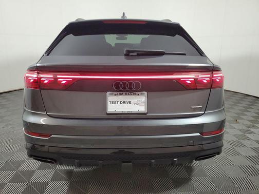 Daytona Gray Pearl Effect 2026 Audi Q8 55 Prestige