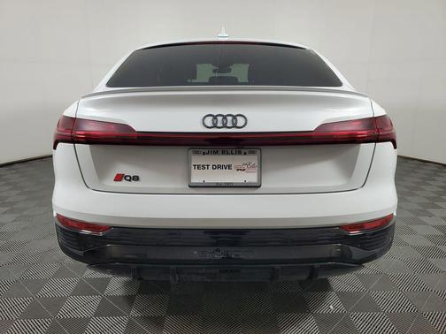 Glacier White Metallic 2024 Audi Q8 e-tron Prestige