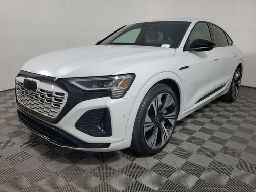 Glacier White Metallic 2024 Audi Q8 e-tron Prestige