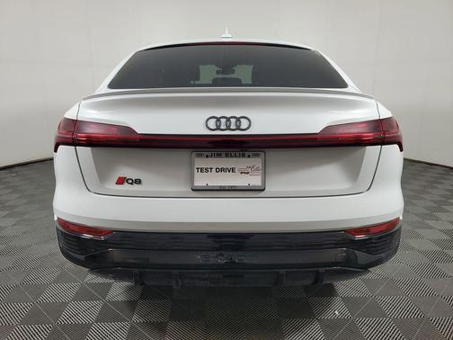 Glacier White Metallic 2024 Audi Q8 e-tron Prestige