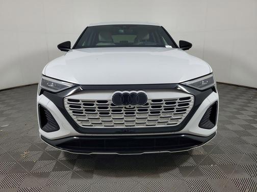 Glacier White Metallic 2024 Audi Q8 e-tron Prestige