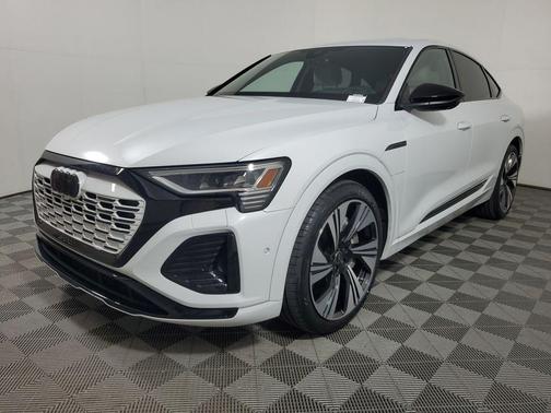 Glacier White Metallic 2024 Audi Q8 e-tron Prestige