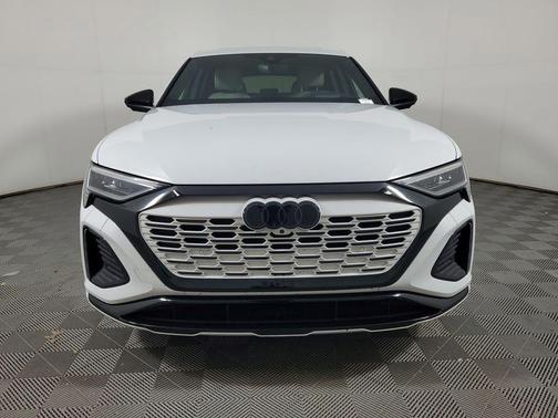 Glacier White Metallic 2024 Audi Q8 e-tron Prestige