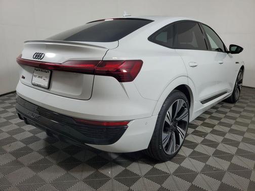 Glacier White Metallic 2024 Audi Q8 e-tron Prestige