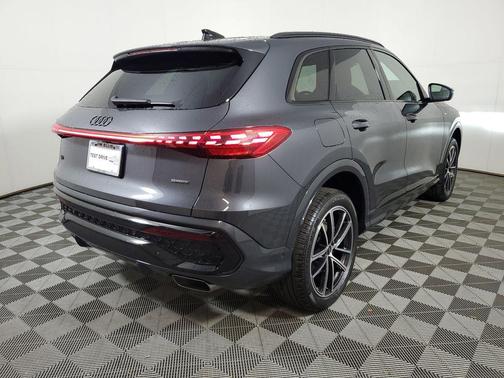 Tambora Gray Metallic 2026 Audi Q5 Premium Plus TFSI quattro S tronic