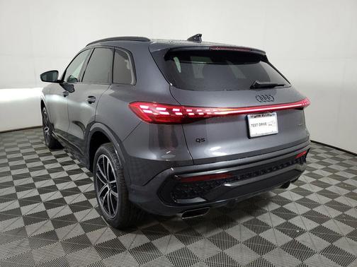 Tambora Gray Metallic 2026 Audi Q5 Premium Plus TFSI quattro S tronic