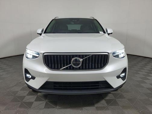 Crystal White Metallic 2023 Volvo XC40 B5 Plus Bright Theme