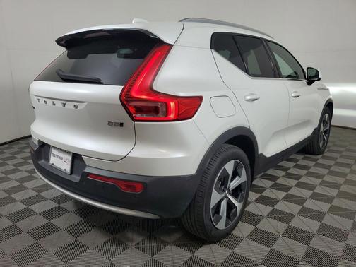 Crystal White Metallic 2023 Volvo XC40 B5 Plus Bright Theme