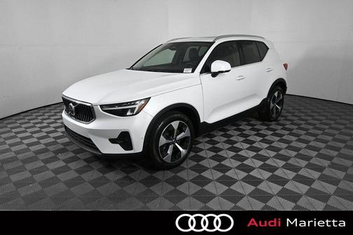 Crystal White Metallic 2023 Volvo XC40 B5 Plus Bright Theme