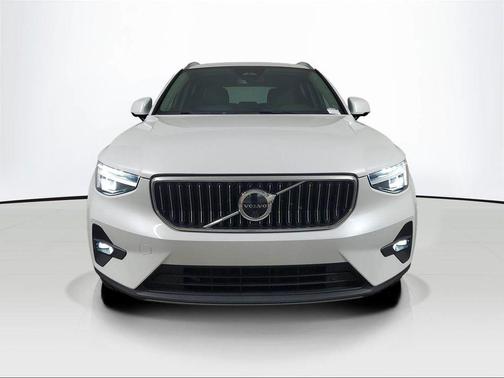 Crystal White Metallic 2023 Volvo XC40 B5 Plus Bright Theme