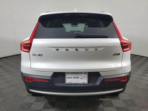 Crystal White Metallic 2023 Volvo XC40 B5 Plus Bright Theme