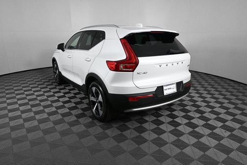 Crystal White Metallic 2023 Volvo XC40 B5 Plus Bright Theme
