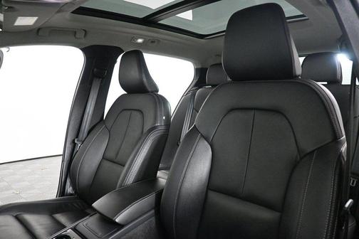 Crystal White Metallic 2023 Volvo XC40 B5 Plus Bright Theme