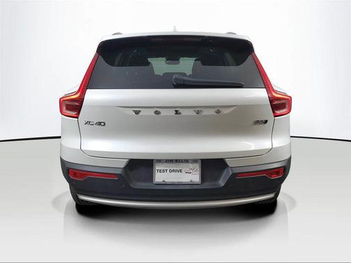 Crystal White Metallic 2023 Volvo XC40 B5 Plus Bright Theme