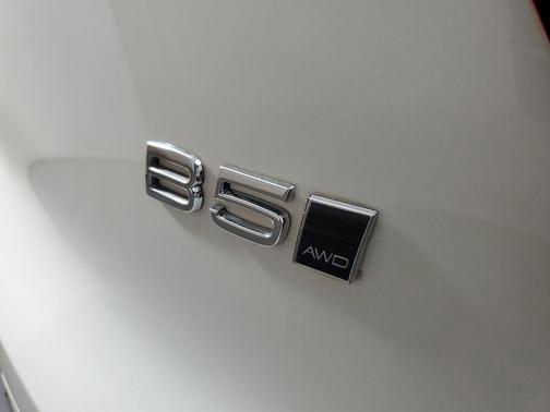 Crystal White Metallic 2023 Volvo XC40 B5 Plus Bright Theme