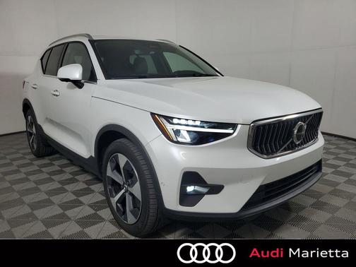 Crystal White Metallic 2023 Volvo XC40 B5 Plus Bright Theme