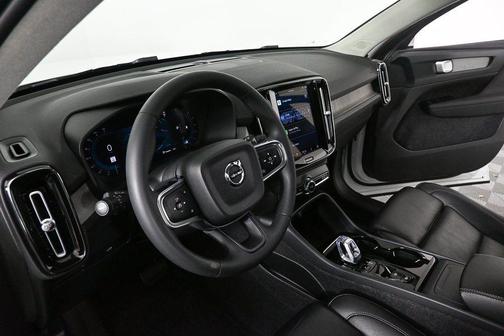Crystal White Metallic 2023 Volvo XC40 B5 Plus Bright Theme