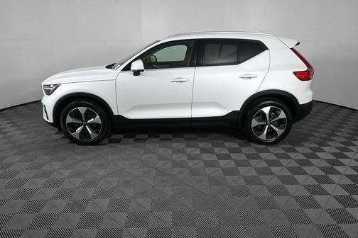 Crystal White Metallic 2023 Volvo XC40 B5 Plus Bright Theme