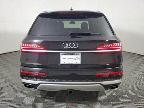 Mythos Black Metallic 2025 Audi Q7 55 Prestige