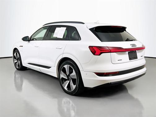 2022 Audi e-tron Premium Plus