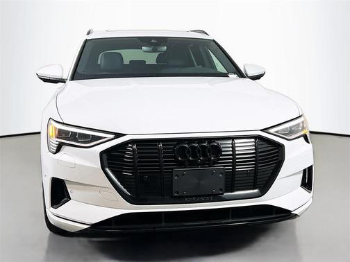 2022 Audi e-tron Premium Plus