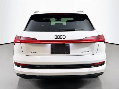 2022 Audi e-tron Premium Plus