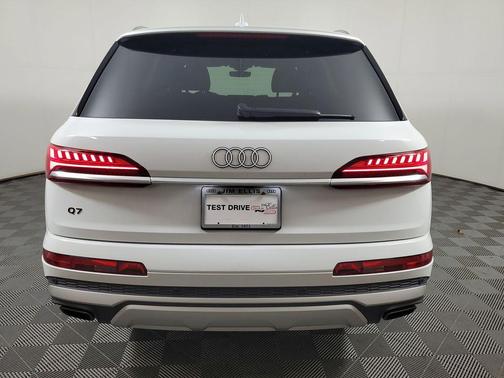 Glacier White Metallic 2025 Audi Q7 55 Premium