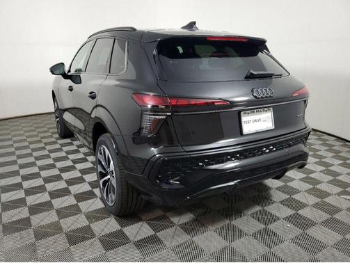 Mythos Black Metallic 2026 Audi Q3 TFSI quattro S tronic