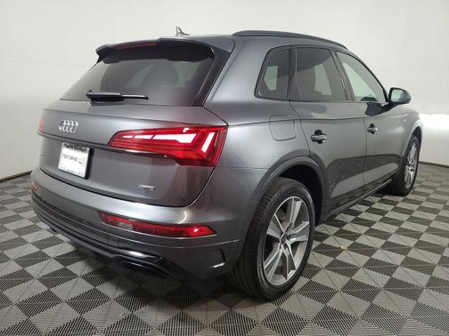 Daytona Gray Pearl Effect 2025 Audi Q5 45 S line Premium