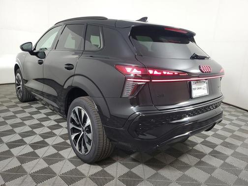 Mythos Black Metallic 2026 Audi Q3 TFSI quattro S tronic