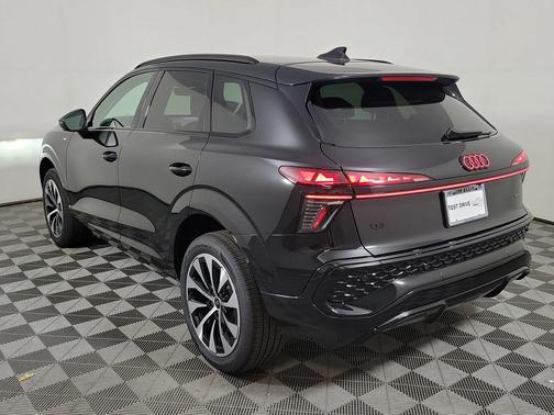 Mythos Black Metallic 2026 Audi Q3 TFSI quattro S tronic