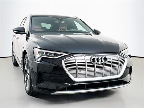 2022 Audi e-tron Premium Plus