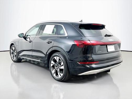 2022 Audi e-tron Premium Plus
