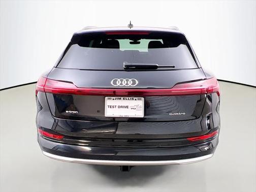 2022 Audi e-tron Premium Plus
