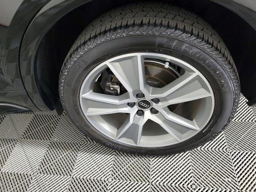 Mythos Black Metallic 2025 Audi Q5 45 S line Premium