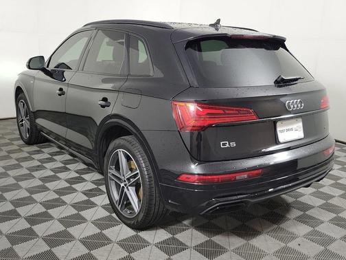 Mythos Black Metallic 2023 Audi Q5 e 55 S line Premium Plus