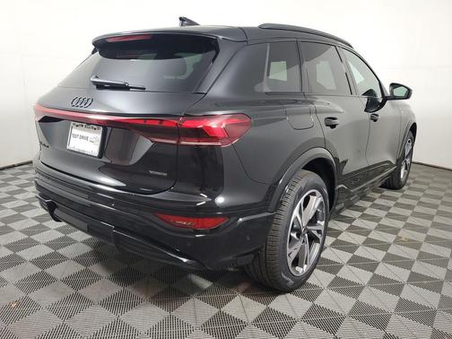 Mythos Black Metallic 2027 Audi Q6 e-tron Premium Plus