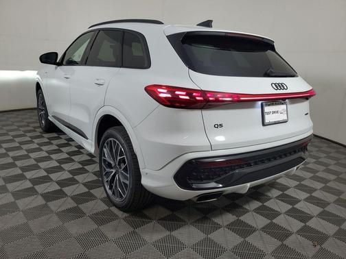 Glacier White Metallic 2026 Audi Q5 Premium Plus TFSI quattro S tronic