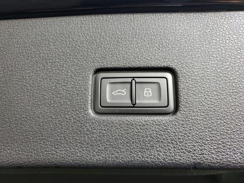 Waitomo Blue Metallic 2025 Audi Q8 55 Premium