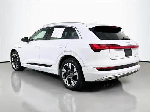 2022 Audi e-tron Premium Plus